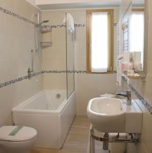 a bathroom with a sink and a tub and a toilet at SAN FERDINANDO in Levada