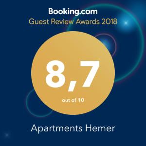 um círculo amarelo com o texto quest review prêmios e martelo em Apartments Hemer em Hemer