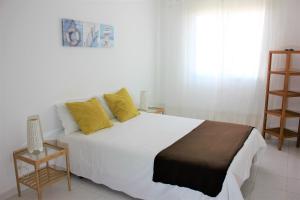コラレホにあるApartment by Marinaのベッドルーム(白い大型ベッド、黄色い枕付)