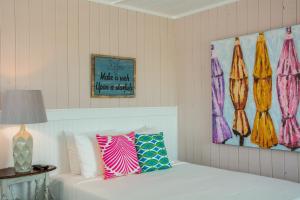 Un dormitorio con una cama y un cuadro en la pared. en See Sea Motel, en Kill Devil Hills