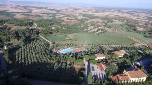 vista aerea di una casa e di un campo da golf di Agriturismo eco-bio Belmonte Vacanze a Montaione
