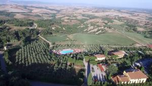 an aerial view of a house and a golf course at Agriturismo eco-bio Belmonte Vacanze in Montaione