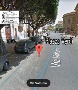 ein Bild einer Stadtstraße mit einem roten Marker in der Unterkunft Al Massimo 36 in Palermo