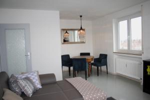 ein Wohnzimmer mit einem Sofa und einem Tisch in der Unterkunft Seesterne Residenz in Konstanz