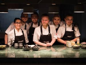 eine Gruppe von Köchen, die für ein Foto in einer Küche posieren in der Unterkunft Best Western Plus Grow Hotel in Solna