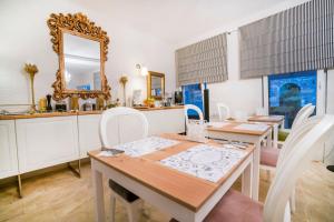 une salle à manger avec deux tables et un miroir dans l'établissement Maris Vama Veche, à Vama Veche