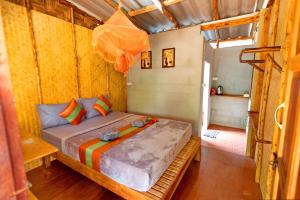 a bedroom with a bed in a small room at O k Chawkoh Bungalow in Ko Lanta