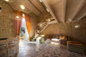 een woonkamer met een trap in een stenen gebouw bij Luxury House Le Nuvole in Modica