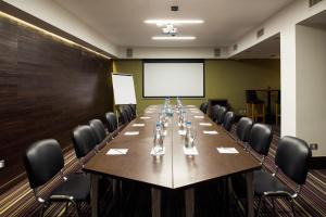 una sala de conferencias con una mesa larga y sillas en Nuss Buenos Aires Soho, en Buenos Aires