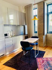 a kitchen with a table and chairs in a room at Oporto Chic&Cozy - Santo Ildefonso in Porto