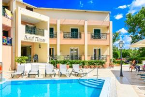 Bazén v ubytování Timos Hotel nebo v jeho okolí