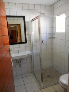 La salle de bains est pourvue d'une douche et d'un lavabo. dans l'établissement The Lofts, à Polokwane