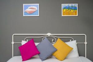 a bed with colorful pillows on top of it at Apartment Khunpa in Lamai