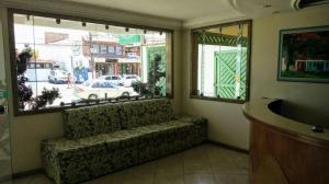 salon z kanapą przed dwoma oknami w obiekcie Hotel Costa Verde w mieście Porto Seguro