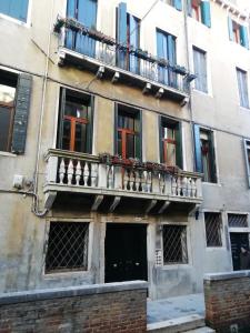 apartamentowiec z balkonem w mieście w obiekcie Cà Mocenigo Nobile w Wenecji