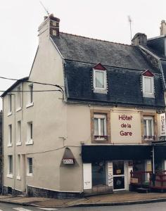 een gebouw aan de straatkant bij Hôtel de la Gare in Morlaix