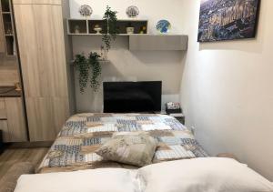 A bed or beds in a room at Central Lepetit apartment De Luxe