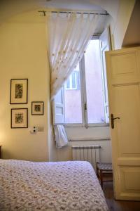ローマにあるStylish apartment in central Rome "Centro Storico"のベッドルーム(ベッド1台、窓付)