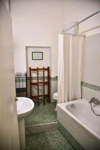 ローマにあるStylish apartment in central Rome "Centro Storico"のバスルーム(シンク、バスタブ、トイレ付)