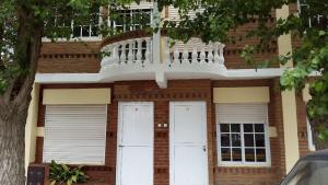 Departamentos 27 في سان كليمنتي ديل تويو: مبنى مع شرفة بيضاء ونوافذ اثنين