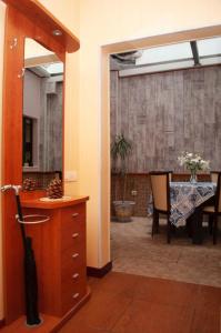 una sala da pranzo con tavolo e specchio di Room in My Vintage Home a Las Palmas de Gran Canaria