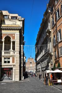 ローマにあるStylish apartment in central Rome "Centro Storico"の建物や人が歩く街道
