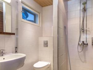 une salle de bains avec douche, toilettes et lavabo dans l'établissement Holiday Home Tahko spa suites orange a 4 by Interhome, à Tahkovuori