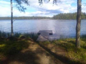 un petit quai au milieu d'un lac dans l'établissement Holiday Home Villa paloska- cjoe054 by Interhome, à Liperi