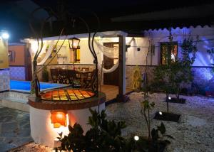 een patio met een tafel en stoelen. bij Ca L'Isabel in Villanueva de los Castillejos