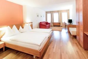 1 dormitorio con 1 cama grande y sala de estar en Rasthaus zum Dokl en Gleisdorf