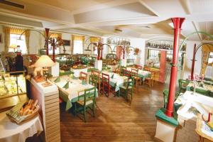 a restaurant with tables and chairs in a room at Rasthaus zum Dokl in Gleisdorf