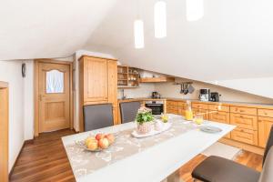 una cocina con una mesa con fruta. en Apartment Hildegard, en Neustift im Stubaital