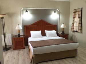 sypialnia z dużym łóżkiem z 2 stolikami nocnymi i 2 lampami w obiekcie Elit Hotel Corlu w mieście Corlu