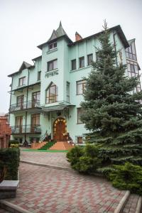 un gran edificio con un árbol de Navidad delante de él en Hotel Europa, en Truskavets