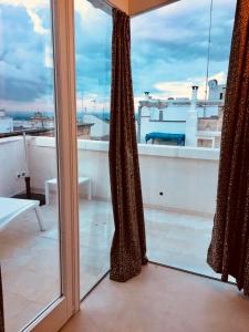 balcone con vista sull'oceano da una finestra di Dimora Santuzza a Ostuni