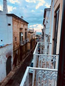 balcone con vista su un vicolo. di Dimora Santuzza a Ostuni