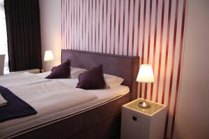 ein Schlafzimmer mit einem Bett mit zwei Kissen darauf in der Unterkunft Gästehaus beim Prinz in Kürten
