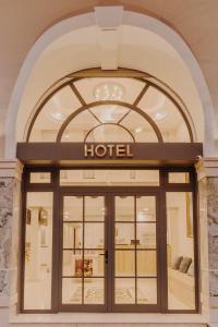 un cartello dell'hotel sulla porta di un negozio di Silent Night Dem Lanh Hotel a Da Lat