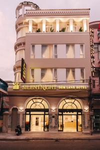 een gebouw met een bord aan de voorkant bij Silent Night Dem Lanh Hotel in Da Lat