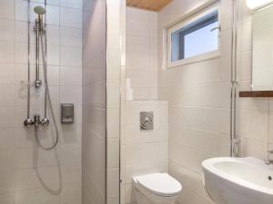 une salle de bains avec douche, toilettes et lavabo dans l'établissement Holiday Home Tahko spa suites orange a 4 by Interhome, à Tahkovuori 5 autres photos