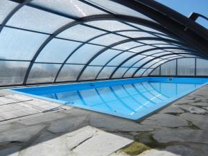 A piscina localizada em Ferienhof Löw ou nos arredores