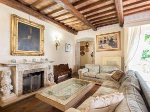 salon z kanapą i kominkiem w obiekcie Villa Vista da Rocca di Papa-2 by Interhome w mieście Rocca di Papa
