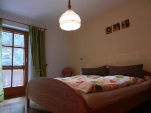 Tempat tidur dalam kamar di Ferienhof Löw