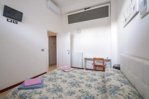 una camera da letto con un letto e una TV di Bologna Città Turrita Rooms a Bologna