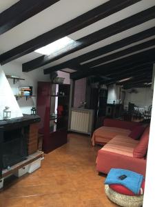 ein Wohnzimmer mit 2 Betten und einem Kamin in der Unterkunft Mansarda San Maurizio in Triest