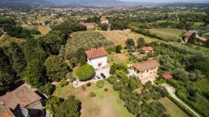 una vista aerea di una grande tenuta con una casa di La Vedetta a Lucca