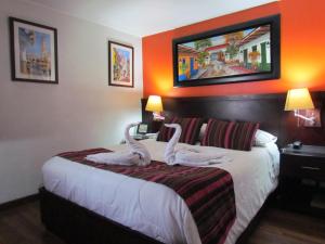 מיטה או מיטות בחדר ב-Hotel Apartasuite Normandia