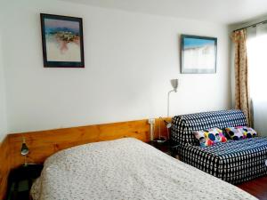 1 dormitorio con 1 cama y 1 silla en Charenton Home en Charenton-le-Pont