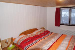 una camera da letto con un letto in una stanza di Haya a Naters