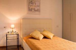 1 dormitorio con 1 cama y 1 mesa con lámpara en Residence Sant'Alessandro, en Settecamini